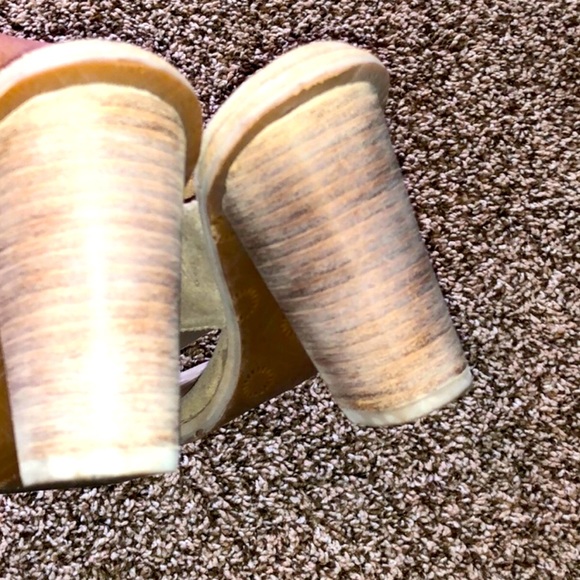 UGG Shoes Beige, Size 6 - Picture 4 of 7